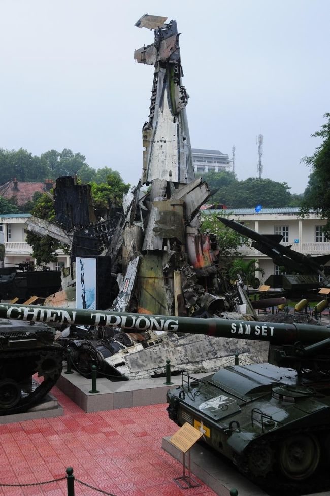 墜落して破壊した米軍機