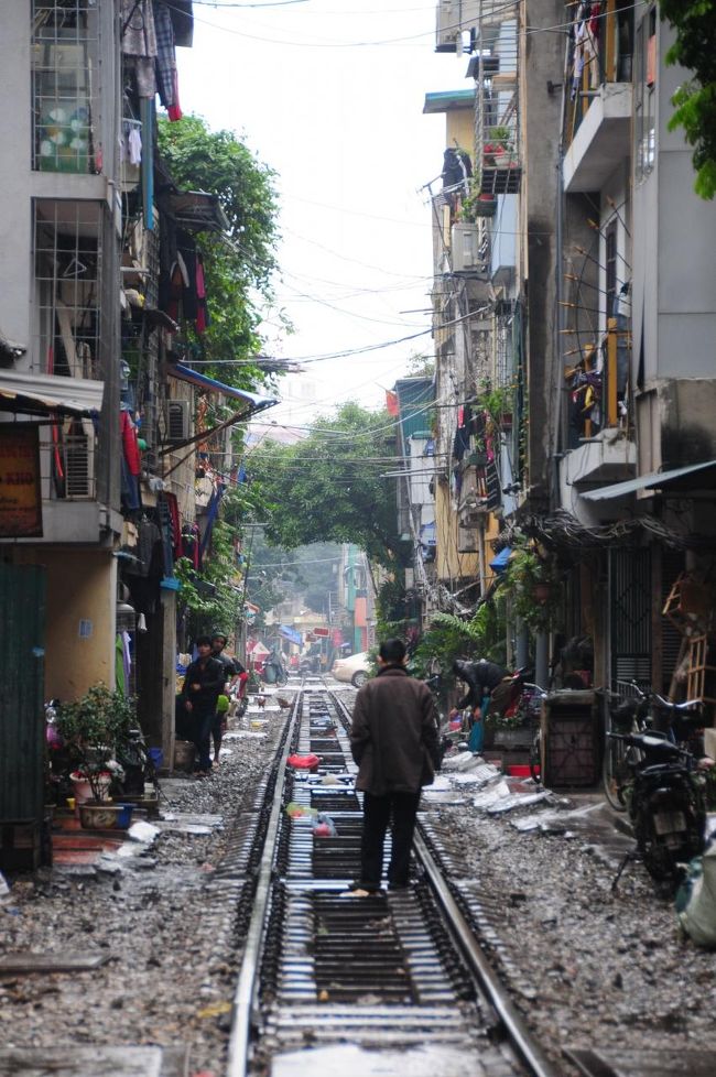 博物館を離れ昼食のお店に向かうこととします。<br />途中ふたたびの線路長屋。
