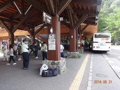 上高地バスターミナル。
路線バスだけでなく、観光バスもみんなここを発着する。
