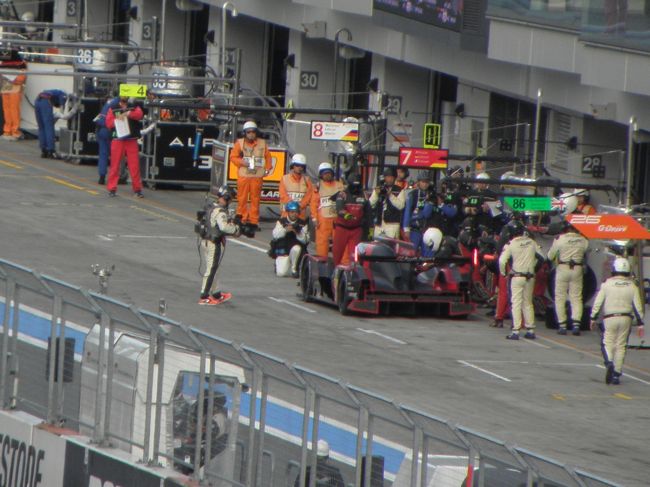 トップのアウディ８号車が最後のピットストップ。<br /><br />タイヤも交換。<br /><br />ドライバーはロイック・デュバル。