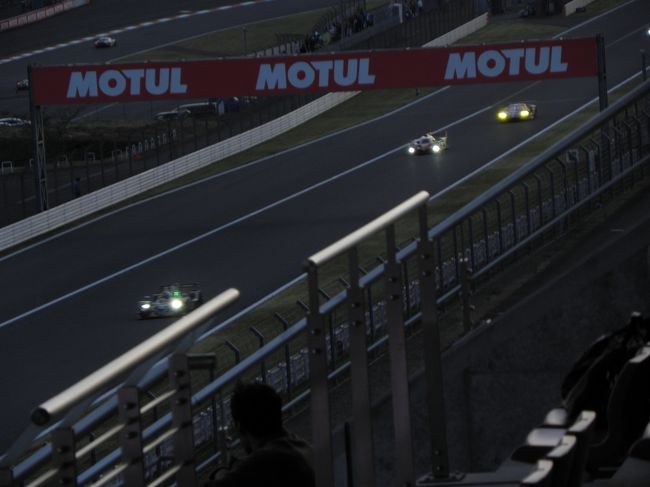 夕闇に映えるライトが美しい。