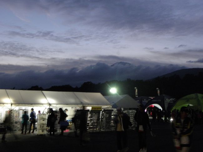 夕闇の富士山。