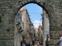 ケーブルカーを降り少し登る（右側に進む）と左に見えてくる「トラーパニ門」。
この門をくぐると中世の時代を思わす石畳の街『エリチェ』が広がっています。