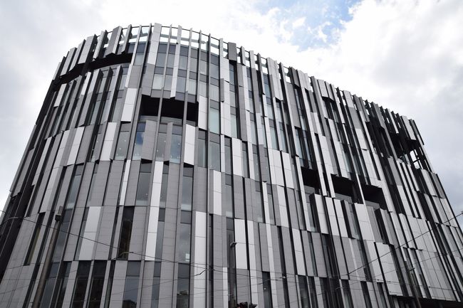 TOYAMAキラリ<br /><br />複合施設で富山市ガラス美術館の他<br />図書館や銀行も入っています。<br /><br />もう少し遠くから建物全体を撮る事も出来るのだけど<br />横断歩道を渡らず、上部分だけ。