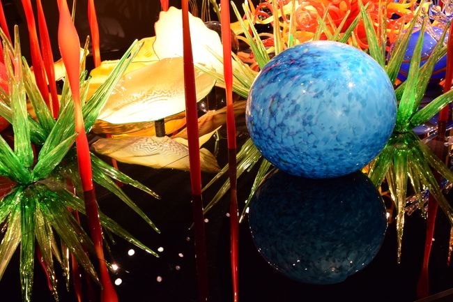 こちらは作品を置いてある場所が黒で<br />反射が更に映えます。