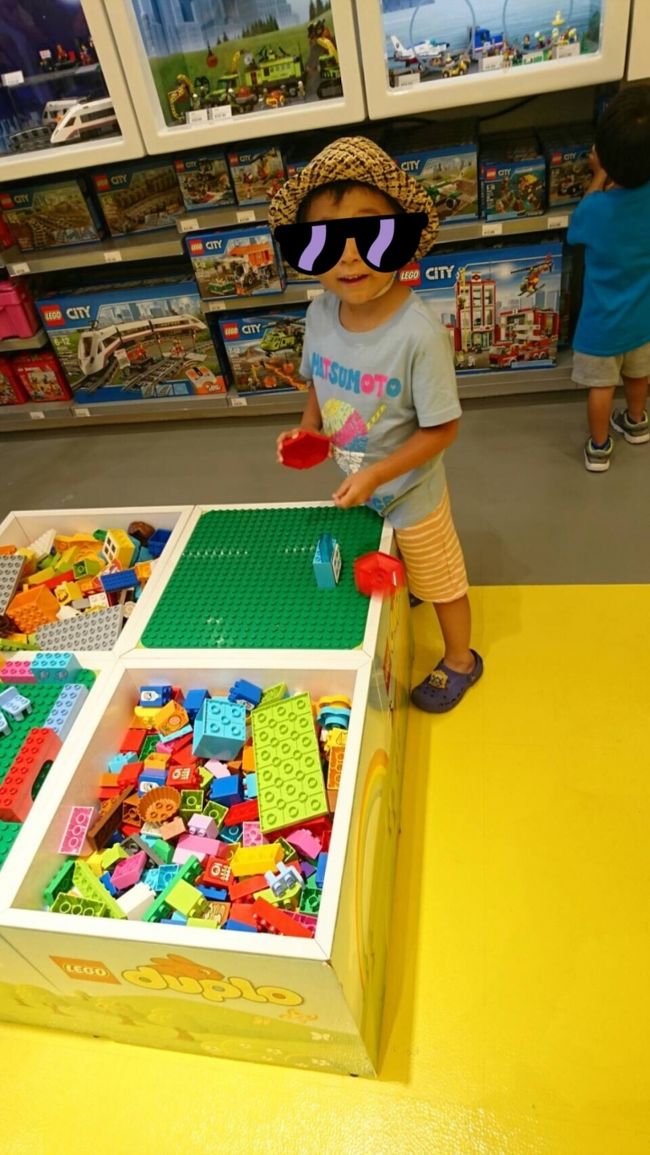 ・タロさん、ショッピングセンターではだいたいオモチャ屋さんに寄り、しばらく遊んでました。<br />買い物は大人のペースで動くので、時にはタロさんの気分転換も取り入れてあげないといけないなと。