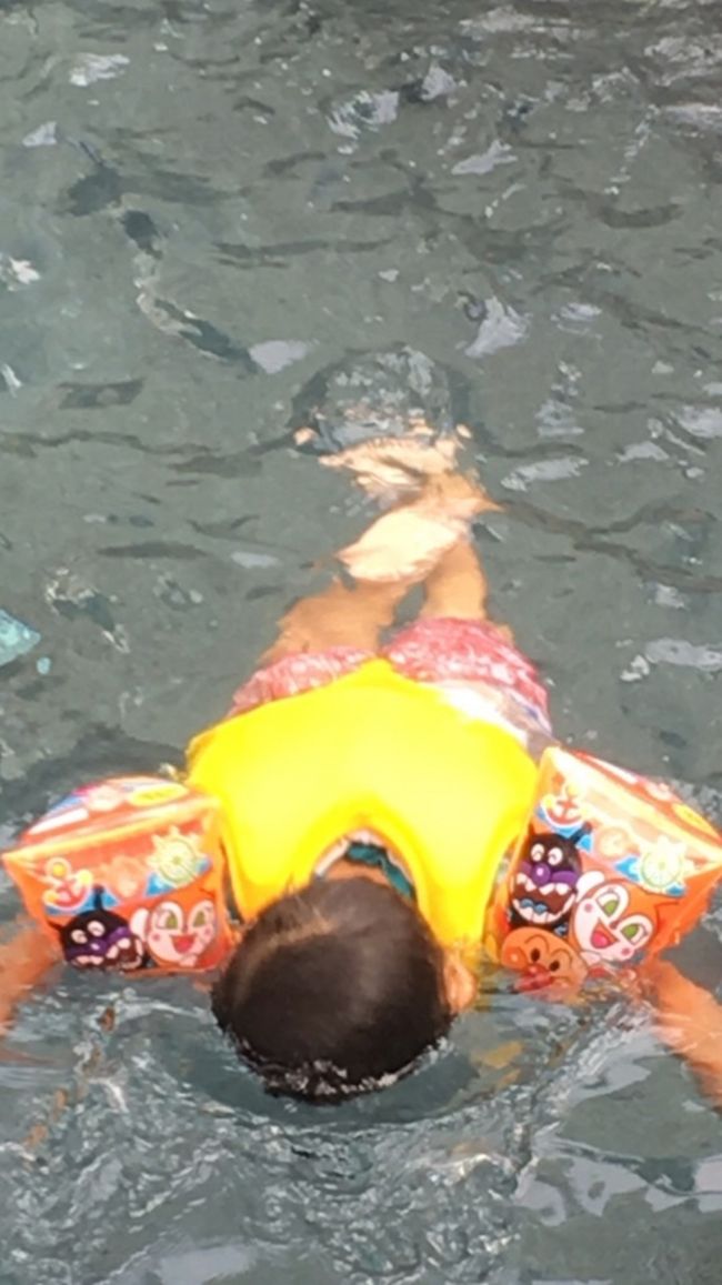 ・まだ泳げないタロさん、浮き具は命綱！！<br />前回は浮き輪を持参し、ホテルのプールでは「浮き輪ＮＧ」で慌ててＡＢＣでアームフロートを購入しました。<br />今回は、アームフロートに加えてジャケット型の浮き具を持参。コーナンで￥１０００くらい。コレが思いのほか大正解でした☆<br />コレのおかげで、タロさんのプール遊びの内容も広がり、自信にもつながったと思います。