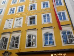 ゲトライデガッセの中ほどにあるモーツァルトの生家。
あら、1階はスーパーなのね。

やはり内部見学はせず。
ザルツブルク観光、全くやる気の見られない私。
