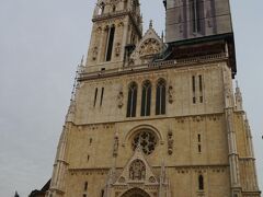 聖母被昇天教会です。
向かって右側の鐘楼が修理中のため、カバーがかかっています。