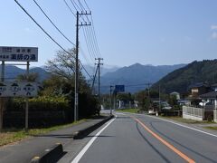 県道37号線と国道299号線黒海土BPが交差する付近。
両神山は直進。どれがどの山だか全く分からない（´∀｀;）