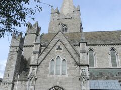 歩いて聖パトリック大聖堂に来た

朝からず～～っと、良いお天気♪

大聖堂には入場者の列ができていたものの、ダブリンパスを持っている私たちは優先入場をさせてもらえた