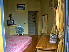 11時、基山街にある「観海楼」に宿を取りました。
コテージ風の小さな部屋で1泊800元(\2960)。