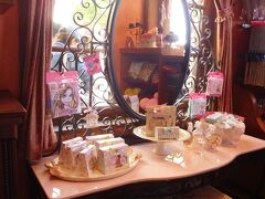 中途半端に時間があるのでショップをブラブラ。

久々にベッラ・ミンニ・コレクションにやって来ました。

ベッラ・ミンニはかわいいミニーという意味だそう。