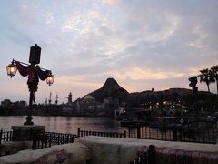 夕暮れ時のプロメテウス火山。

そういえば夏にも同じような場所、同じようなアングルで写真撮った気が・・・（~_~;）

ま、最終日にザンビのテラス席でハーバーショーを見て、エントランスに向かう途中に写真を撮ると同じようなアングルになっちゃいますよね。。。（←言い訳w）
