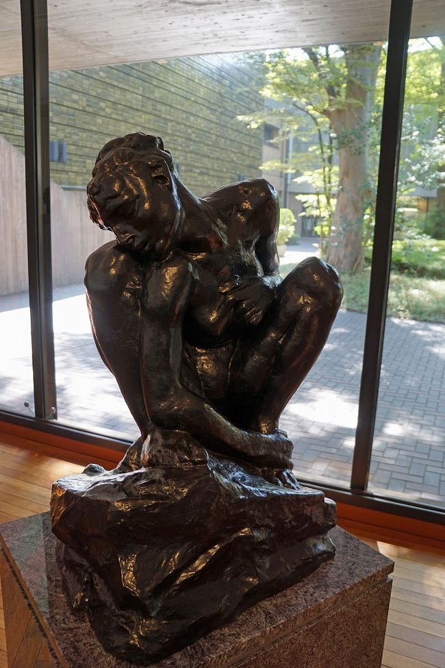 オーギュスト・ロダン「うずくまる女」<br />一度中庭の見える廊下に出ます。ここはほとんど人が通らないので<br />休憩できます。手ごろなベンチも置かれてあります。<br />