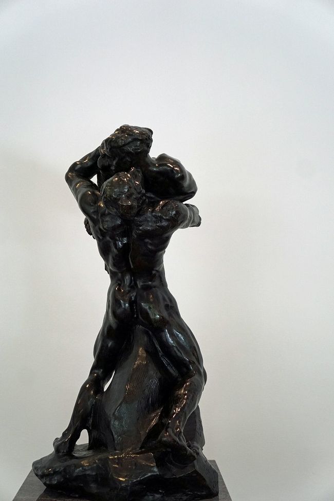 オーギュスト・ロダン「私は美しい」<br />「地獄の門」右柱最上部に見られる群像です。