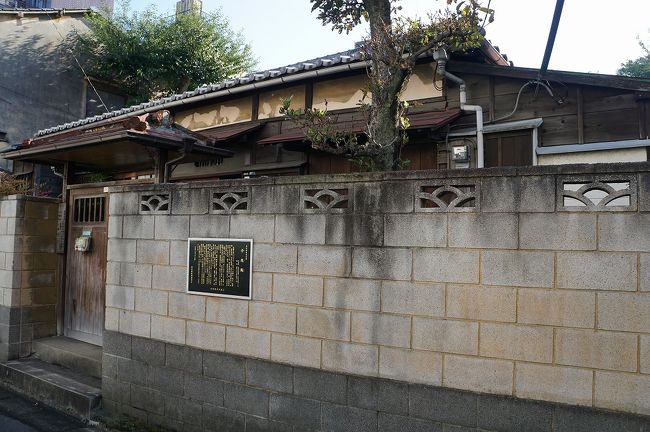 ここまで来たら素通りできない距離なので「子規庵」にも立ち寄りました。<br />周囲がラブホテル街なのとその谷間にある子規旧宅の塀が昭和30年代っぽいブロック塀なのががっかり。ＮＨＫの「坂の上の雲」のセットが印象に残り過ぎているようです。