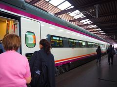 交通手段は鉄道AVANT。
マドリードからトレドまで約30分の車窓の旅です。

予約は日本で事前にしていきました。
サイトは手数料が高いといわれるRAIL EUROPE
http://www.raileurope-japan.com/train-tickets/train-tickets/

私はマドリード→バルセロナ間の早割があったことと、
国鉄サイト（RENFE）の接続エラーが多すぎたのでこちらを利用。

ちなみに私の場合は下記料金でした。

マドリード⇔トレド（往復2,600円）
マドリード→バルセロナ（10,700円）
手数料：1,500円