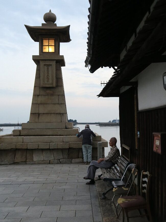 常夜燈に灯りがともる<br /><br />　夕刻には灯がともります。楽しい7日間の旅でした。今日も感謝です。明日は熱田神宮に寄って帰ります。<br /><br />※鞆に関連する方々<br />　神宮皇后、大伴旅人、最澄、空海、足利尊氏・義昭、山中鹿之助（首塚）、平賀源内、朝鮮通信使一行、坂本龍馬、三條実美ら７公卿、宮城道雄（箏/春の海）　「ポニョ」の舞台といったほうが知られているかも？<br />　なお、邪馬台国畿内説を唱える方の中には、鞆を投馬国と考える方もいるようです。