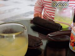 リッツ・カールトンに到着。
14時ちょうどに到着したら、チェックインで待たされました。
いただいたシークワーサージュースは、フレッシュと云うより原液な感じ。
僕はこのくらいが好きですが、苦手な人もいるかもねぇ。