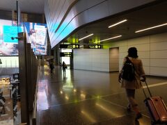 無事にドーハへ到着。

国際線は着陸に距離があるのか飛行機の上がったり、下がったりがあまりない感じを受けました。飛行機で着陸が苦手なので、この違和感が少ないのはありがたい。
国際線の方がいいのかな～。

手荷物チェックをまた受けるため、「Transfer Screening」に向かいます。