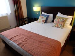 いきなりホテルの画像ですが、空港で入国手続きには「EU圏内の方」と「それ以外」と分かれるので、2つの列に分かれます。見てるとEUの人は簡単にパスポートチェックして印も押さず、次々入国。「それ以外」はそれなりに質問されます。

私の番になってパスポートを見せると「おー！仕事ですか？観光ですか？」とまさかの日本語。「観光です。」と答えたらまた日本語で「ドバイからきたの？」と。
「はい。そうです。」←ウソ、カタールのドーハからだった。
緊張でそのまま返事をしてしまう。
普通にスタンプを押され「楽しんで～」とまた日本語で対応。
おじさん、日本人慣れなのか？余計に緊張した。

今回はストライキに合うかもしれないということで、空港からホテルまで送迎を頼んでいました。荷物を無事にピックアップし、出口に向かいます。
ここで、空港スタッフに止められて荷物をチェックされてる人がいました。
安全のためにはしょうがないですね。

出口に出て、無事に送迎の人に合流。
なんと！ベンツだ！！シートに座って、787のシートがやはりペラペラだったことをここで思い知る。。。フカフカなんですケド、高級車で落ち着かない。

道路は比較的スイスイ。ストライキはあったのかなぁ。
街に近づき、車内からの眺めに「わー。わー！！」と声を上げる。
運転手さんに「ベルギーは初めて？」と聞かれて「初めて」と簡単な会話。
英語がもっと話せるような人になりたい。

到着日が金曜日で歩行者天国も一部あり、私が宿泊するホテルは細い路地にあるため、なかなかホテル前までは行けず、3回程チャレンジするもダメだ。。。ということになり、「ごめんね。ここから歩いて。」とギリギリまでのところで降ろしてくれた。逆にそんな所なのに、頑張ってくれてありがとう。
言葉数は少ない運転手さんでしたが、ちゃんとしていて有難かったです。