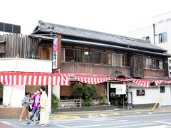 松江町交差点にある鰻のいちのや　１３：００頃

大人気の鰻、順番待ちのリストにサインしたら４５番目でした。
暫く待つので、外に出て山車の巡行を楽しませてもらいます。