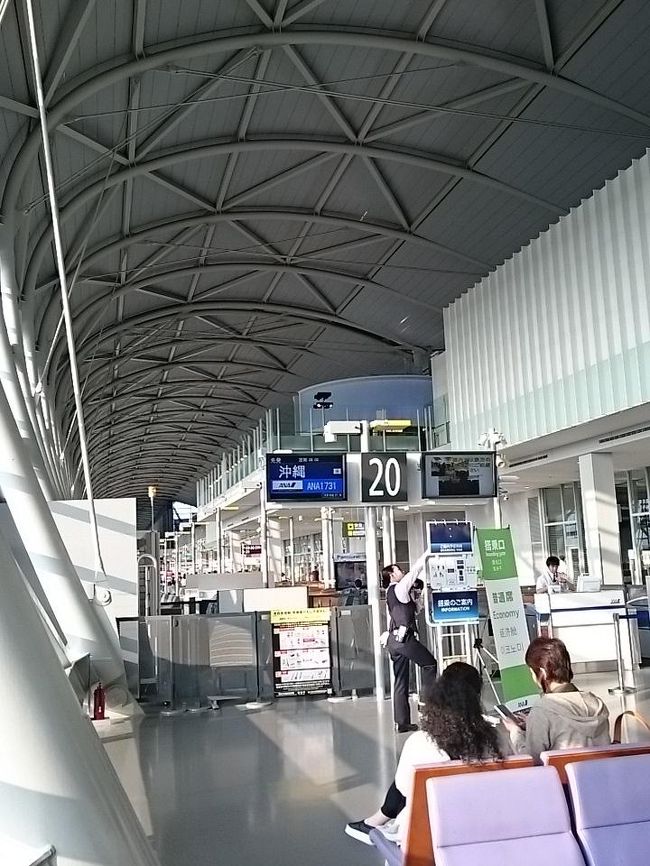 修学旅行生が登場する場合、優先搭乗の案内に修学旅行生を優先する<br />という案内がありますが、<br /><br />那覇行ではそれが見当たらず。<br /><br /><br />千歳に向かったのでしょうね。<br /><br />後で会うかもな(笑)