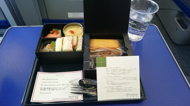 Premium SABOです。<br /><br /><br />チキンカツサンドイッチ<br />ハムチーズサンドイッチ<br />サーモントラウトクリームチーズサンド<br />秋刀魚と野菜のエスカベッシュ<br />（秋刀魚・人参・玉葱・セルフィーユ）<br />マンゴームース<br /><br />307Kcal<br /><br /><br />キューブケーク　フルーツ<br />フィナンシェ　オランジュ<br />チーズサブレ　パルメザン<br /><br /><br />ここでちょっとしたアクシデントが、、<br /><br />座席についているコンセントが全く使えず、<br />前の座席のコンセントを使用したため、写真が一切ありません・・・<br /><br />ちなみに軽食はトマトスープにしました。