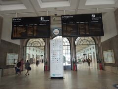 こちら、アポローニャ駅構内。
電光掲示板に、私たちが利用する12：00発ポルト行きが表示されてます。