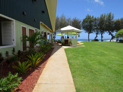 昼食は、隣のホテルのレストラン「ラバ ラバ ビーチ クラブ （Lava Lava Beach Club）」へ。