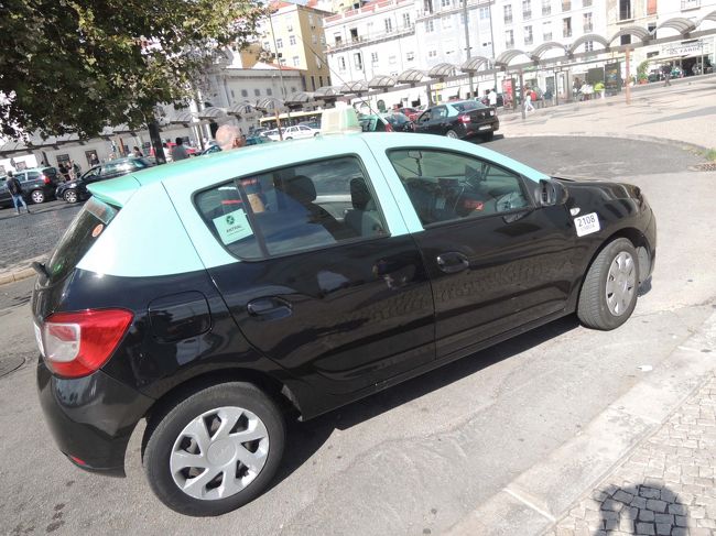 ロシオ駅まで、トランクを引っ張って石畳を歩き、<br />駅前のタクシー乗り場から、タクシーを利用して急行列車が発車する「アポローニャ駅」まで向かいます。<br />タクシー初体験だったので、ちょっとビクビクしましたが、<br />結局すご～く親切なドライバーさんでした。<br />良かったぁ～！<br /><br />アポローニャ駅までのタクシー料金、10.25ユーロ（約￥1,180）<br /><br />実は、初め、タクシーがGoogleマップが示している方向と逆に走り出したので、「これはヤバいタクシーか！」と心配したのですが、途中の道路が工事中で迂回していた為でした。ちょっとアセりましたね！