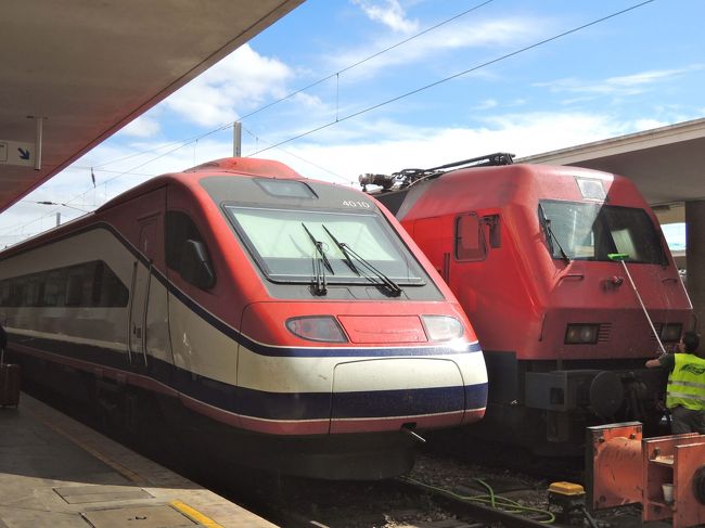 左の列車が、利用する急行列車。<br /><br />ポルトまで約２時間４０分の列車の旅です。<br />料金は事前にネットで購入しましたが、出発時間によって割引がかなり異なり、この時間帯はわりと高めでした。<br /><br />１等車の片道料金、42.40ユーロ（約￥4,880）