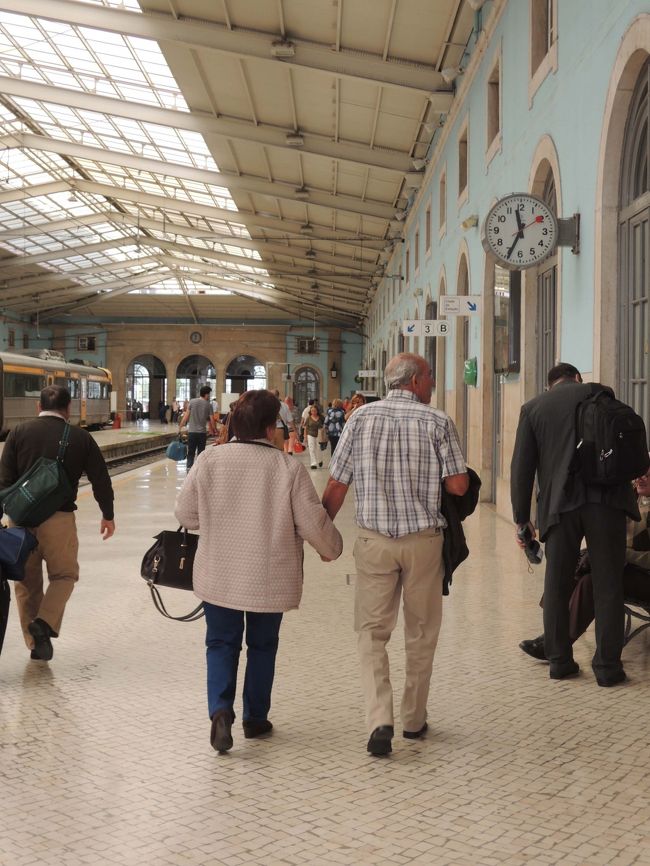 ホームを歩く、シニア・カップル、<br />手をつないで雰囲気良いですね～！