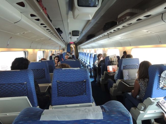 １等車の車内はこんな感じ。<br />シートも快適！<br />まだガラガラ状態ですが、次の駅でほぼ満席となりました。<br />