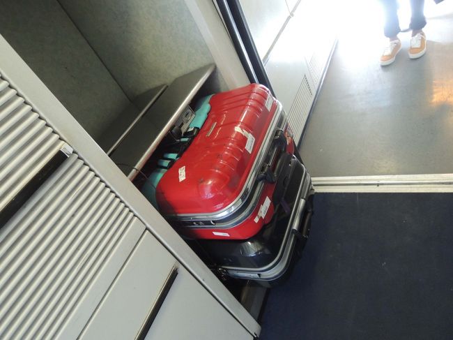 苦労して、娘が収めてくれた私たちのトランク。<br />車両の入り口ドア付近にある荷物置き場です。<br />まさか、盗まれる事も無いとは思いますが、<br />念のため、二つのトランクを鍵で結んであります！<br /><br />娘、ごくろうさ～ん！