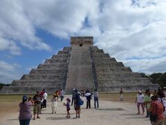 遺跡群の中心となっているククルカン神殿(El Castillo, Kukulcan Pyramid)です。ククルカンはマヤの最高神であるケッツアコアトルのマヤ語です。高さ30mのピラミッドで頂上には6ｍの高さの神殿が設けられています。四面にそれぞれ91段の階段があります。