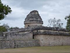 マヤの天文台(The El Caracol observatory temple)遺跡です。高さ13mです。マヤ人は天体観測をもとに独特のマヤ歴を活用していましたが、マヤ歴の1年は365日で、今日と同様だったそうです。高度文明を持った民族であったことが伺われます。