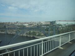 ポルトの名所「ドン・ルイス１世橋」が見えて来ました。
もうすぐ到着です。