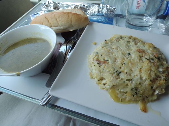 お昼の時間帯にかかる列車内では、<br />事前の予約でランチをいただけます。<br /><br />食いしん坊母娘、しっかり、ランチを日本でネット予約済み。<br /><br />こちらは「ほうれん草のスープ」と名物干しダラ料理「バカリャウとポテトの卵とじ」。