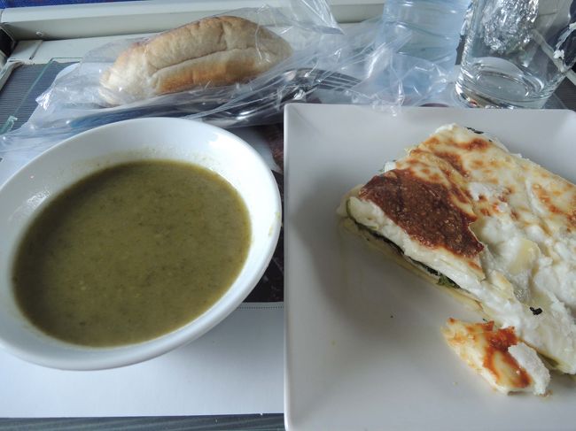 同じく「ほうれん草のスープ」と「ほうれん草のラザーニア」<br />こちらは、ベジタリアン向けのメニューのようです。<br />（間違えて注文してしまいました。）<br />他に、お肉料理もありました。<br /><br />写真写り悪いですが、お味はまあまあ、美味しかったです。<br /><br />ランチ２人分の料金、€25.39（約￥2,900）