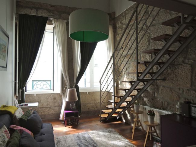 美しいアズレージョで有名なサン・ベント駅は、明日ゆっくり見学する事にして、<br />まずは、アパートのオーナーと落ち合い、鍵をもらわなくてはなりません。<br />待ち合せの時間に遅れていたので、急いで予約したアパートを探しました。<br />サン・ベント駅から徒歩10分位の便利な場所にあります。<br /><br />約束時間を３０分以上も過ぎていたので、オーナーは見当たらなかったのですが、隣のツアー・インフォメーションのスタッフが大変親切で、連絡をとってくれ、なんとか落ち合えました。<br /><br />ほんと、ポルトガルの人たちは皆、親切！<br /><br />部屋は３階（実質４階！）<br />またまたエレベータ無し！<br />でも、こんなにお洒落～！！！<br />こちらは、リビングルームと、<br />写真には写っていませんが、カウンターを隔てて手前にキッチンがあります。