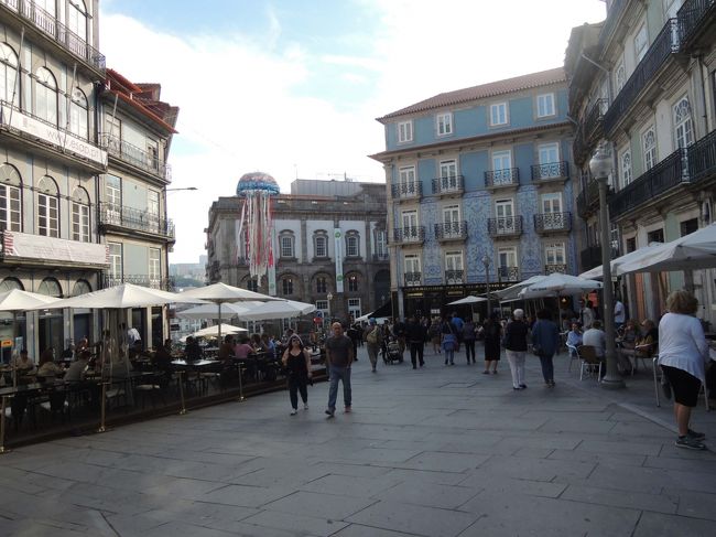 アパートで少し休憩して、夕方の街歩き開始。<br />フローレス通りをドウロ川に向かって歩きます。<br /><br />ポルトはリスボンよりクラシックな建物が多い感じ。<br />車が通らない小さな通りも多く、街歩きにはピッタリ！