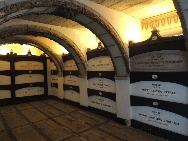 なんと地下にはカタコンベが…！<br />それぞれフタがされていましたが、<br />足下の床の隙間を覗くと、たくさんの人骨が…！！！<br /><br />ちょっと恐いです！