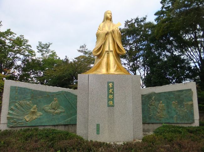 園内には紫式部の銅像もあった。そういえば大学受験の時、私立文系三科目受験だったくせに、古文、特に紫式部とか清少納言とか平安文学が大の苦手でチンプンカンプンだった事を思い出す。 <br />