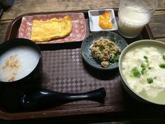 興奮して早起きしちゃったので、とうふの比嘉へいくことに。

タクシーで6時半過ぎにつくとすでに満席に近い・・・

滑り込みで座れた、ラッキー！
お年寄りセットを堪能。
ごはんって言ったのにお粥になってたのは愛嬌ｗ

帰る頃には大行列。

ゆっくり歩いてホテルまでもどります。

時間があるので、離島ターミナルに寄って、ぶらぶらお買い物。

泡波げっとだぜ！