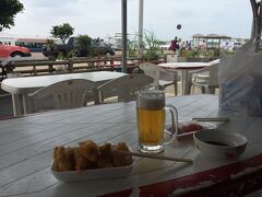 まだ時間があるのでちょっとおやつ？

海と船と肴とビール、最高っす！

ブレイクの後、チェックアウトして西表へ。

強風のため、上原行きは欠航。大原行きに乗る。
大原からは安栄観光のバスに乗るように指示されるも、
ホテルバスのお迎えあり。
言ってくれれば、大原行きの料金で乗れたのに・・・

バタバタとニラカナイにチェックイン後、イダの浜へむかう。