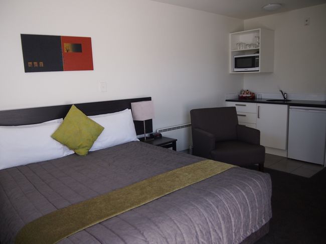 モーテル内部。<br />清潔で、広々としていました。<br />キッチンでは火は使えませんが、電子レンジがあります。<br />キッチン用品はほぼ一揃いありました。冷蔵庫ももちろん＾＾<br />ワイングラスも完備。<br />アイロンもありました。