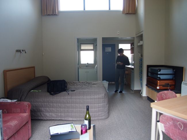 モーテルの室内。<br />天井が高くて開放感がありました。<br />ただ、夜は寒かったです。