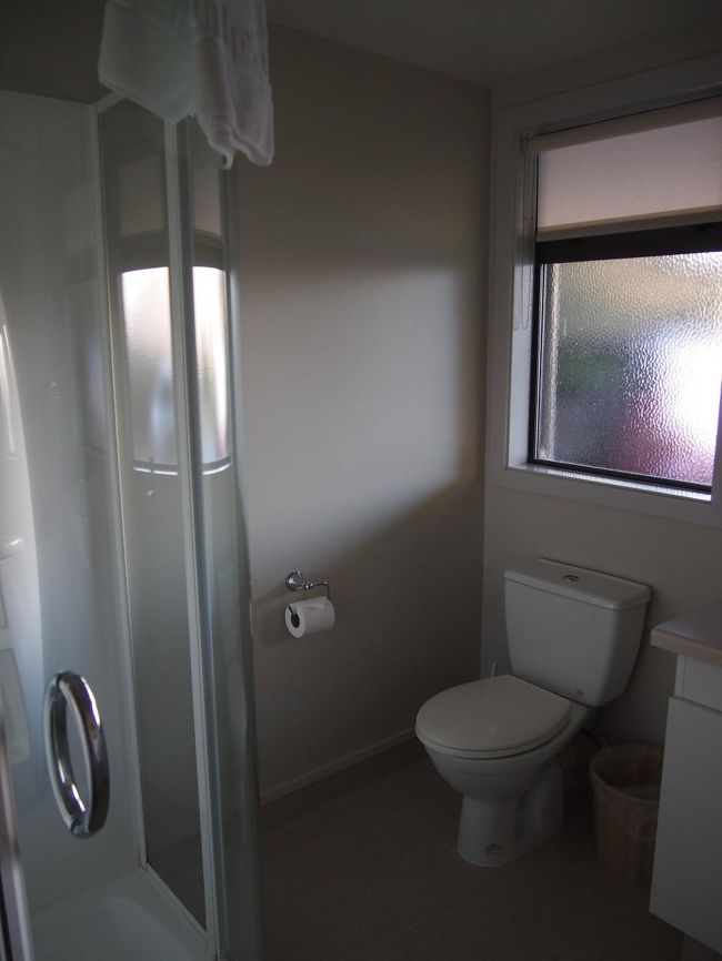 シャワーブースとトイレ。<br />バスタブはありません。<br />トイレの隣に洗面台がありました。